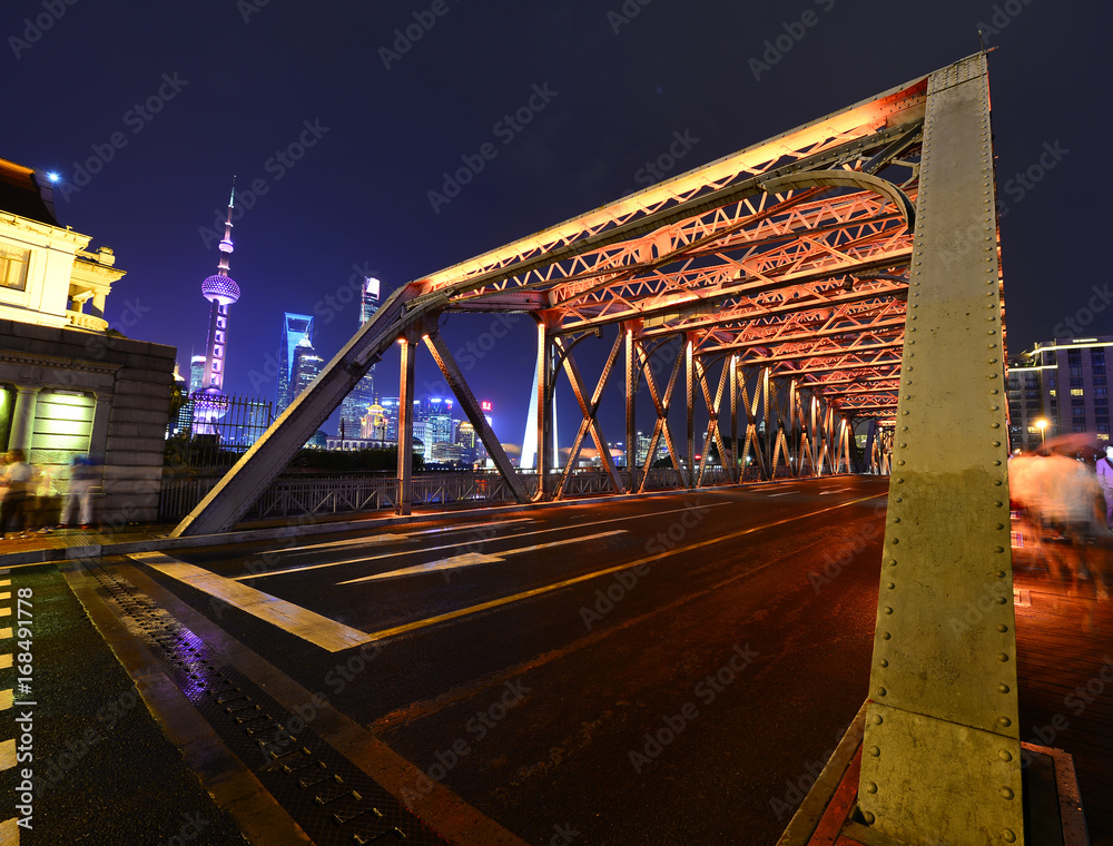 中国花园桥内的夜间红绿灯。