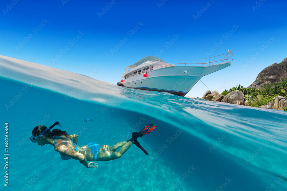 水下有浮潜女子的小型狩猎船。