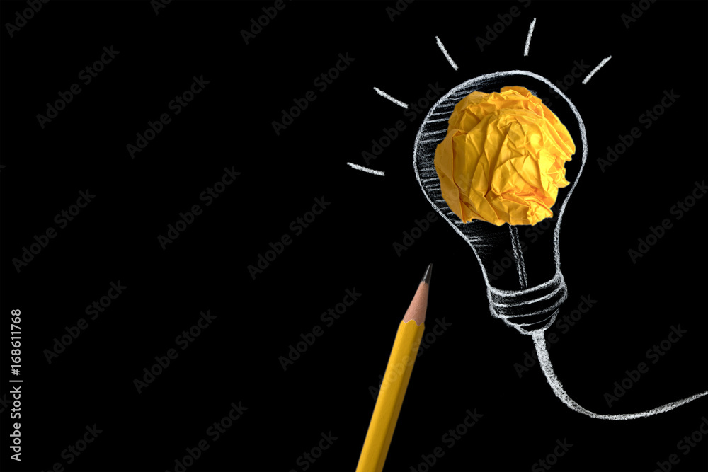 黄色铅笔配黄色皱巴巴的纸团和手绘灯泡，创意创新