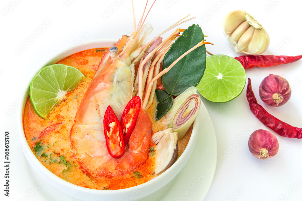 近距离亚洲麻辣汤配白碗虾，著名泰国美食Tom Yum Kung