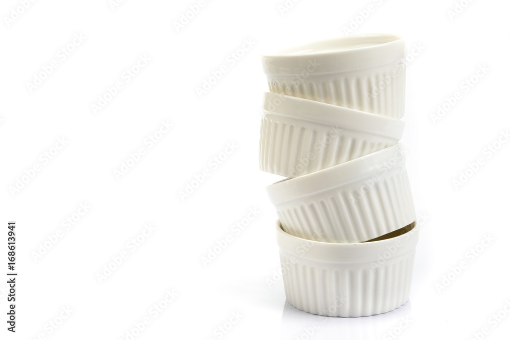 白色背景下的白色烘焙小杯的堆叠