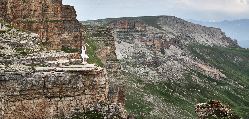 女人在山上练习瑜伽和冥想