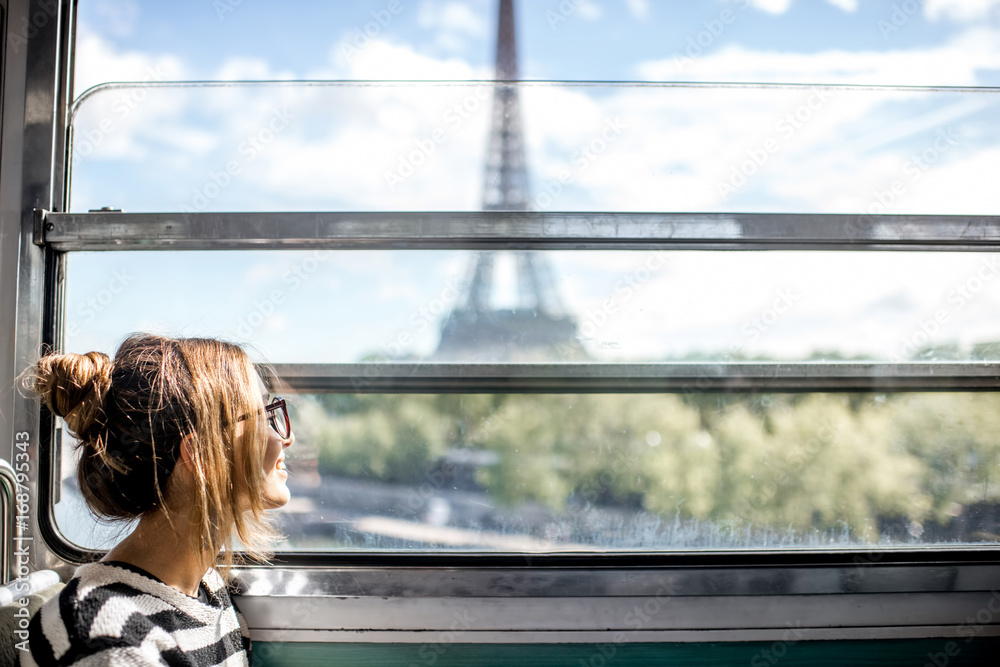 巴黎一名年轻女子从火车窗口眺望埃菲尔铁塔