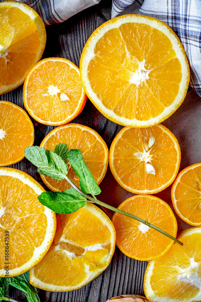 在厨房桌面上用水果和薄荷制作橙汁