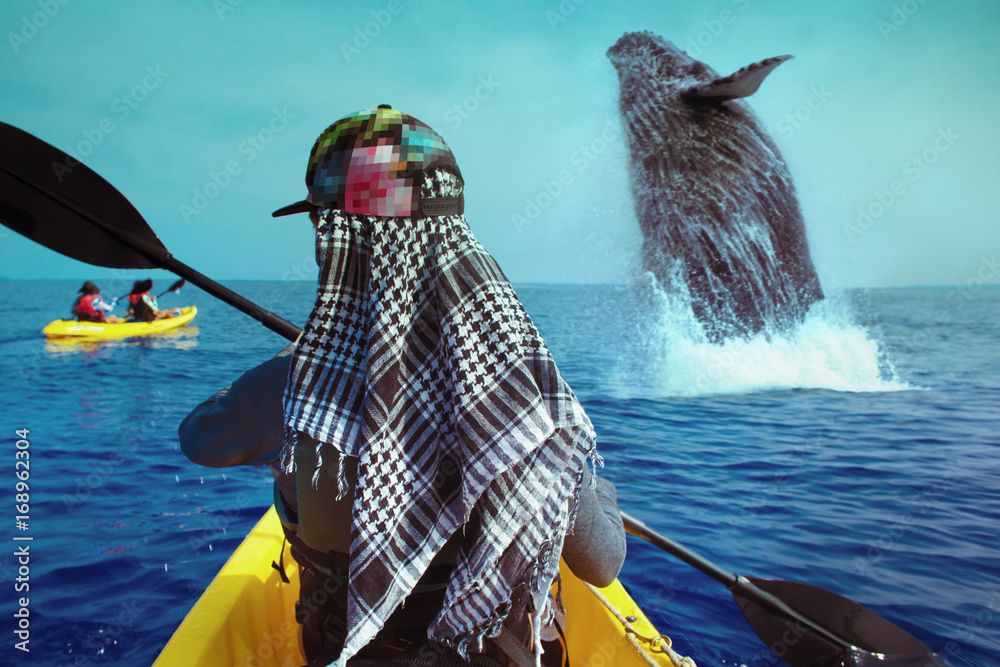 观赏鲸鱼的旅行冒险。一名女子在蓝色海洋的开阔水域乘坐黄色独木舟划桨。查看fr