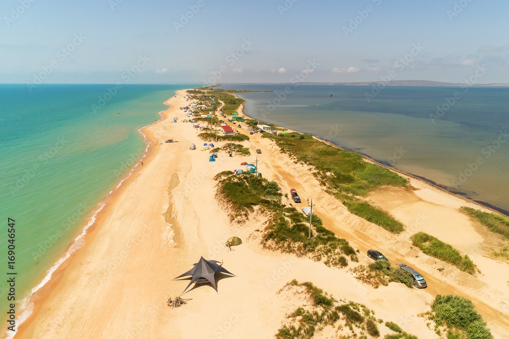 长沙口的无人机鸟瞰图将大海与海滩上的露营分隔开来。