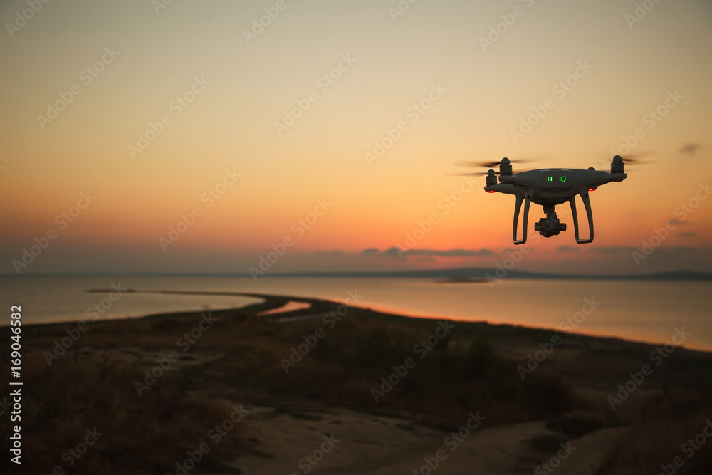 日落时，无人机在海上飞行。空中无人机。空中日落照片。