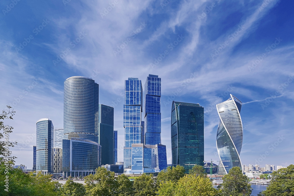 通过绿色通道欣赏莫斯科市商业中心摩天大楼、办公楼和豪华公寓