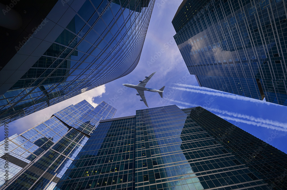 莫斯科最大的商业中心莫斯科市摩天大楼和飞行乘客的垂直视图