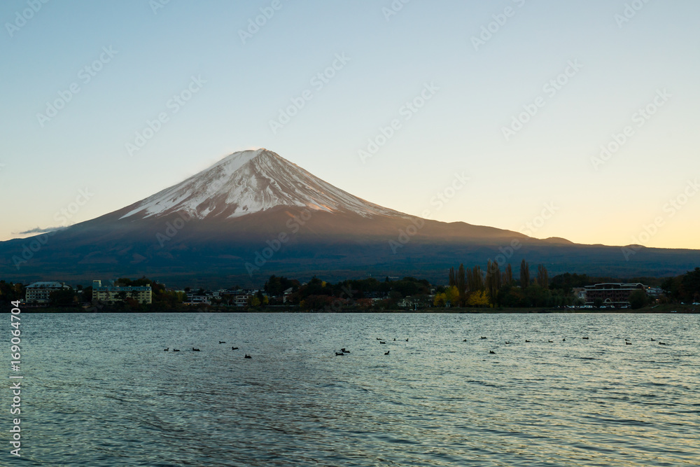 落日余晖中的富士山，日本。
