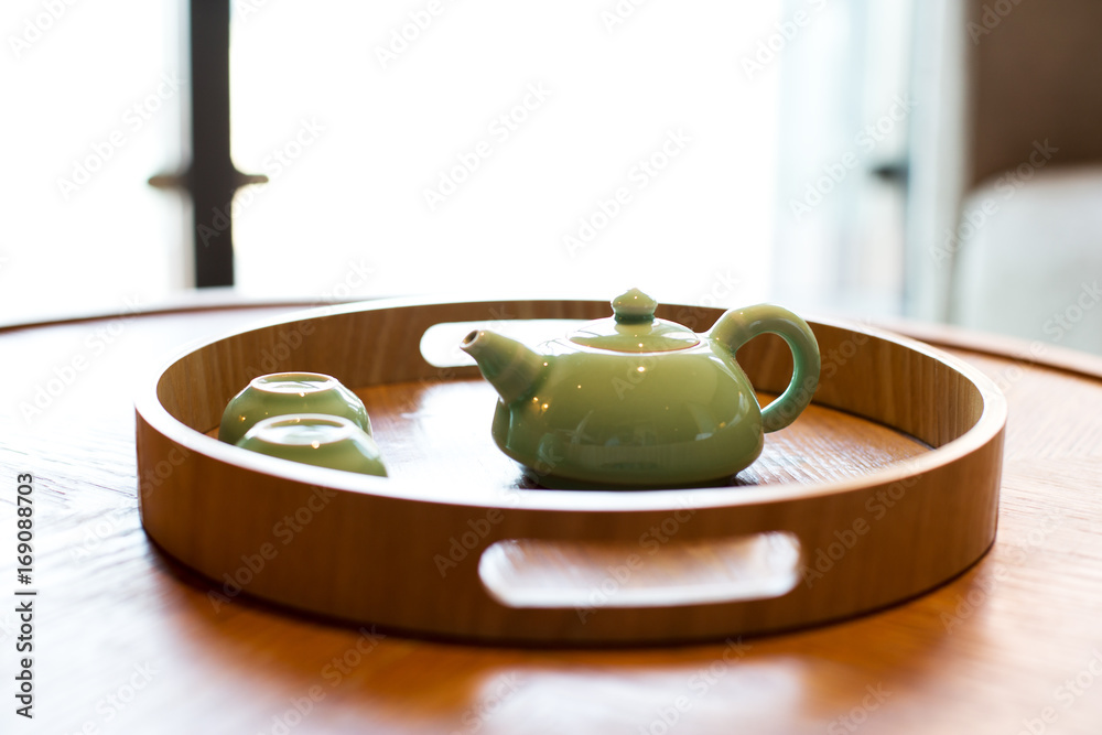 木制托盘上的优雅茶具