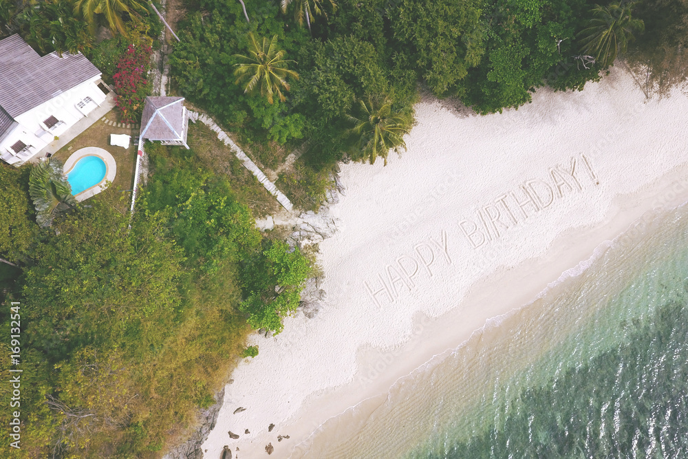 空中：泰国普吉岛安达曼海边沙滩上的大标志生日快乐。
