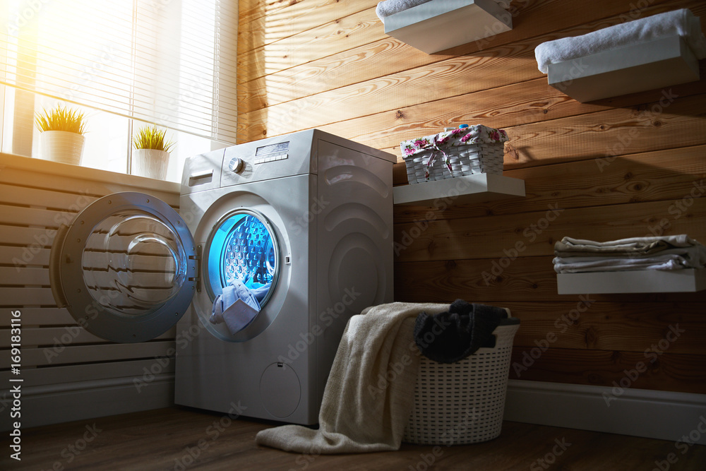 真正的洗衣房内部，家里窗户处有洗衣机