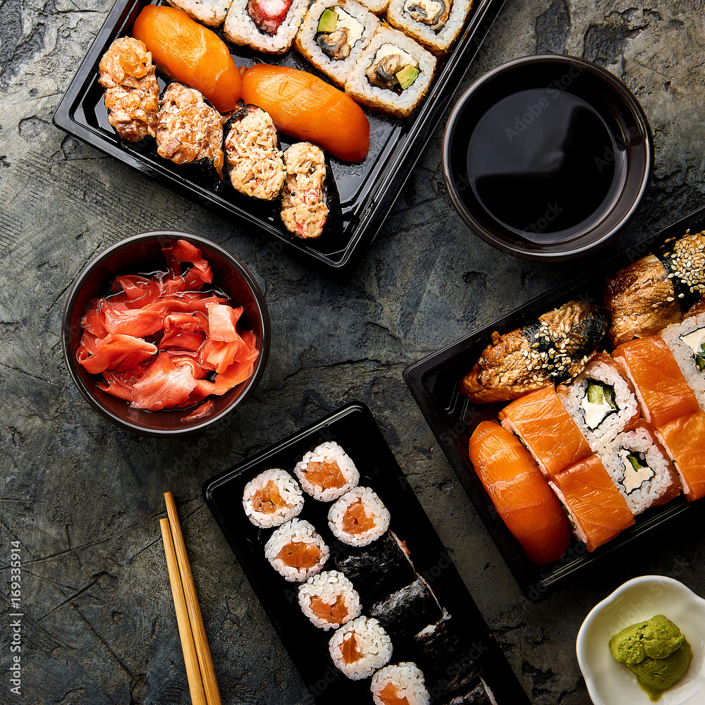 石桌上寿司和卷的变体。寿司卷，生鱼片用筷子套装。俯视图
1821263824,轮盘行图标