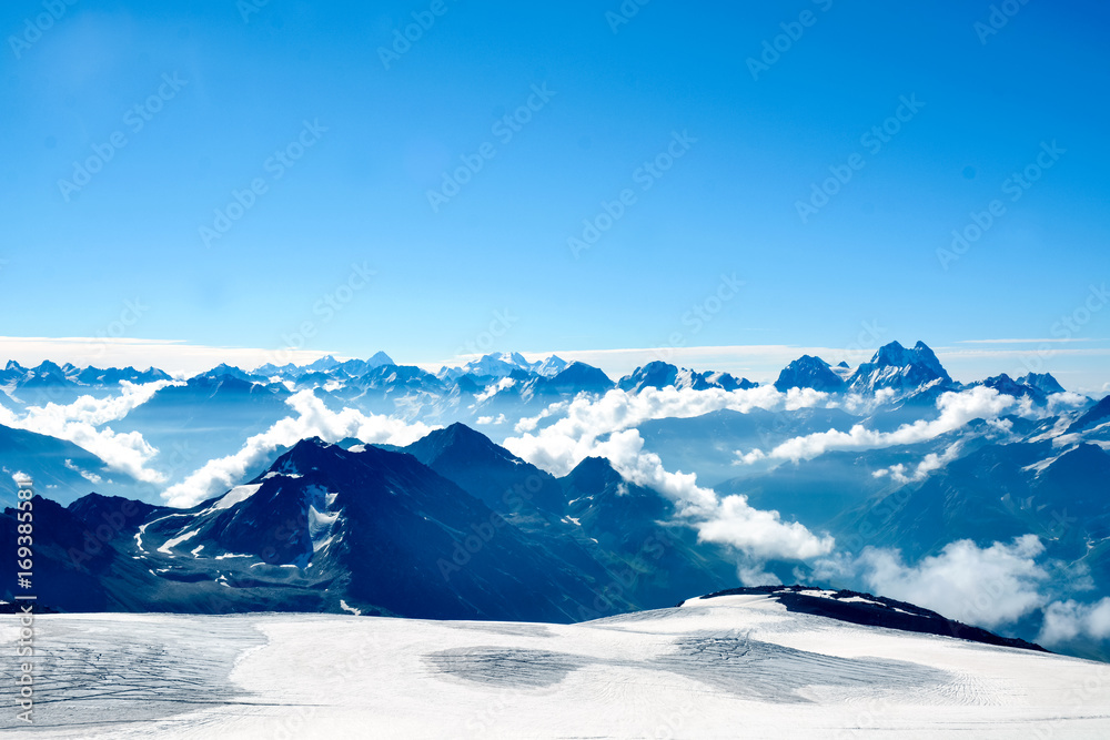 冬季晴朗的日子里，雪覆盖了埃尔布鲁斯山脉