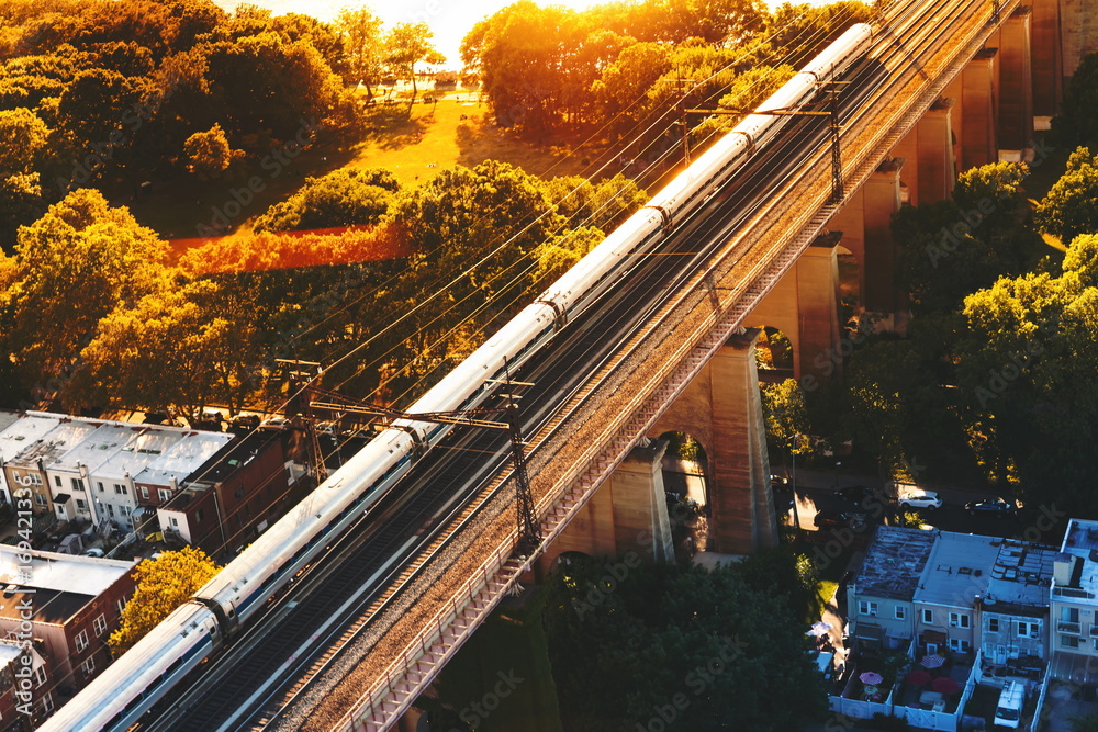 纽约市东河上一列火车穿过地狱门大桥的鸟瞰图