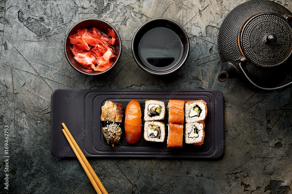 石桌上寿司和卷的变体。寿司卷，生鱼片套装。带复制空间的俯视图。