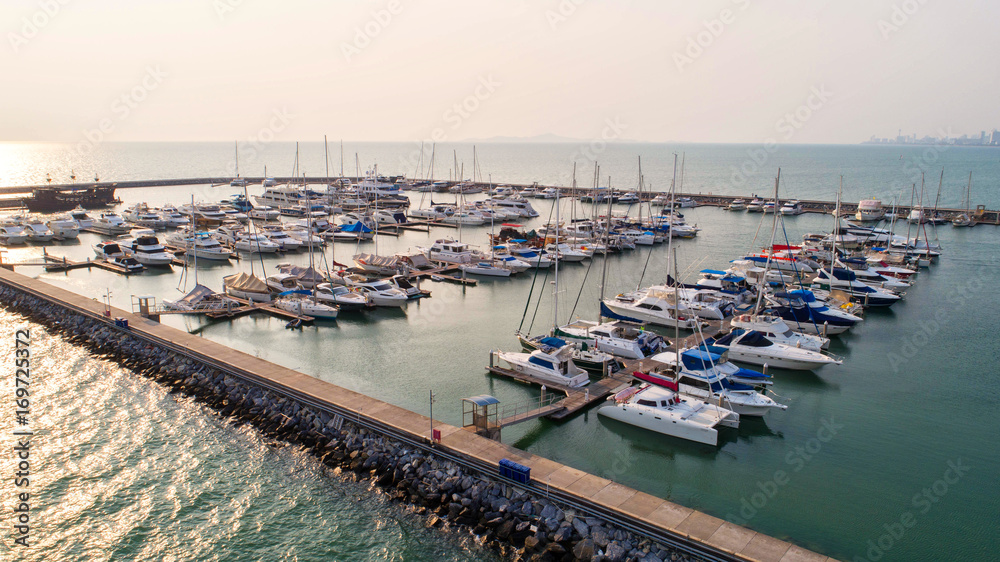 码头快艇。码头停车场。这通常是海滩上最受欢迎的旅游景点。耶