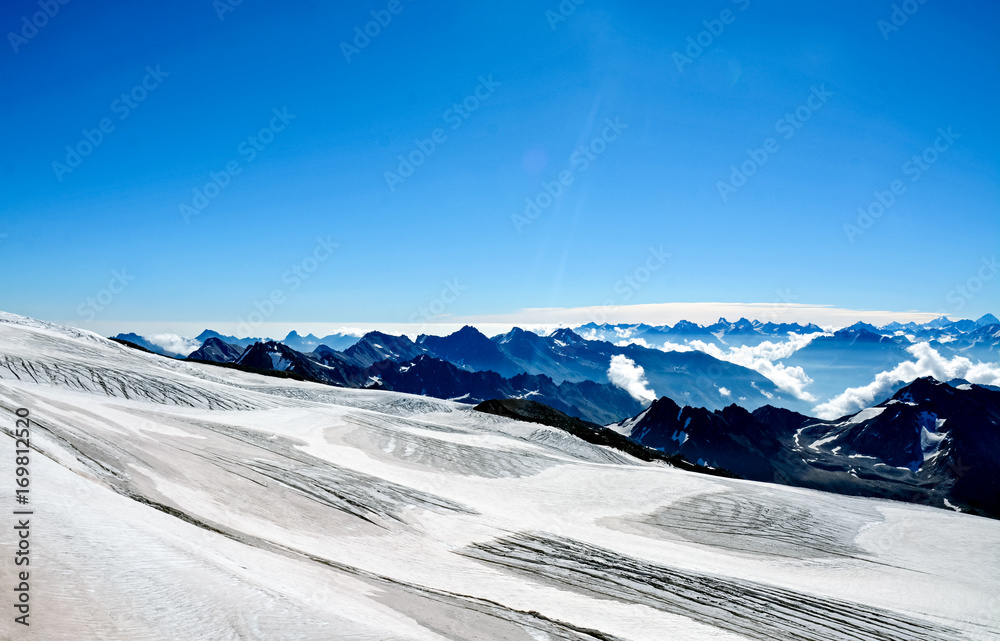 冬天晴朗的日子里，雪覆盖了埃尔布鲁斯山脉