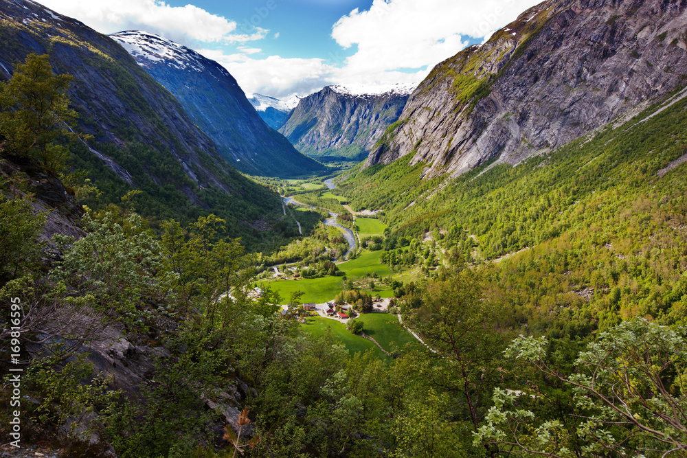 从挪威Aursjovegen路俯瞰Eikesdalen山谷