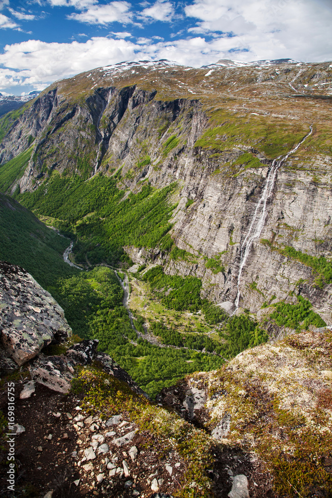 挪威Aursjovegen附近Aurstaupet瀑布的山景