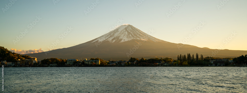 落日余晖中的富士山，日本。