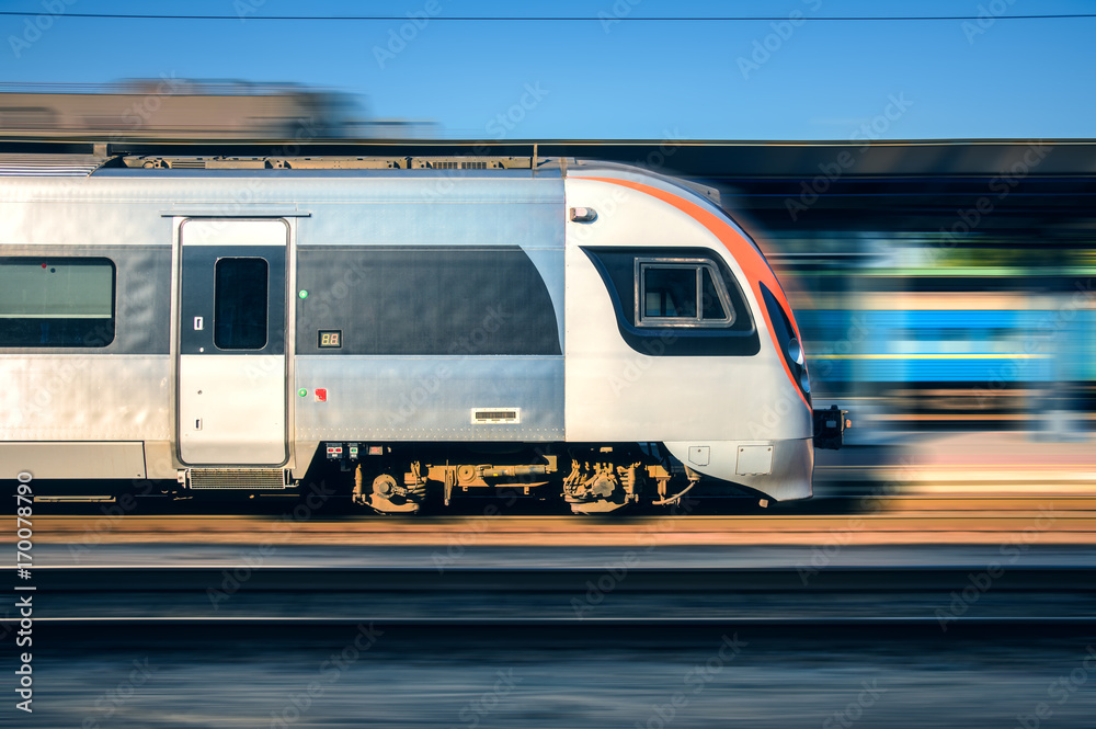 欧洲日落时分，高速列车在火车站行驶。现代城际列车在