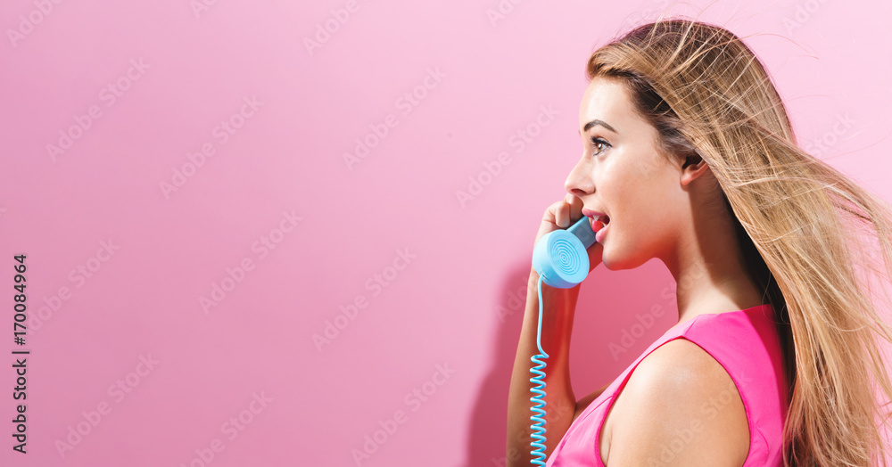 年轻女人在打老式电话
