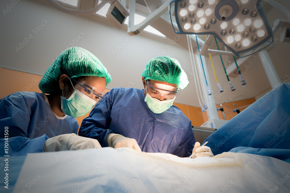 亚洲医生和外科静脉血管外科诊所手术室的一名助理。