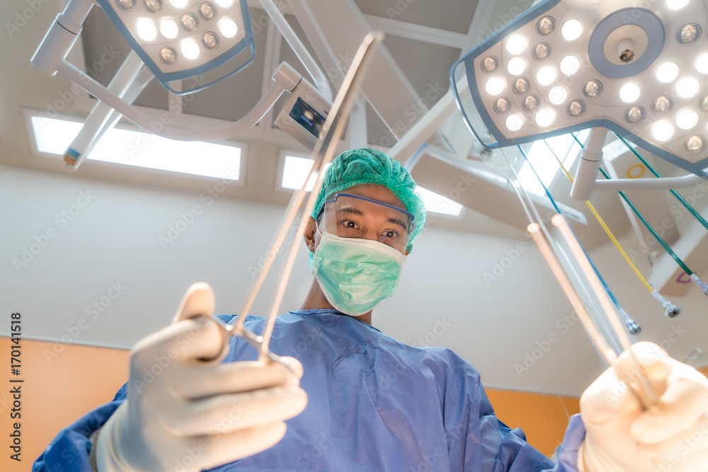 亚洲医生在手术室拿着手术剪刀进行手术静脉v的特写