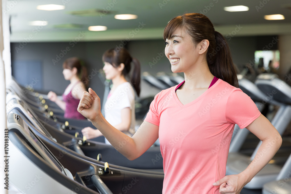 运动型亚洲女性在体育馆锻炼