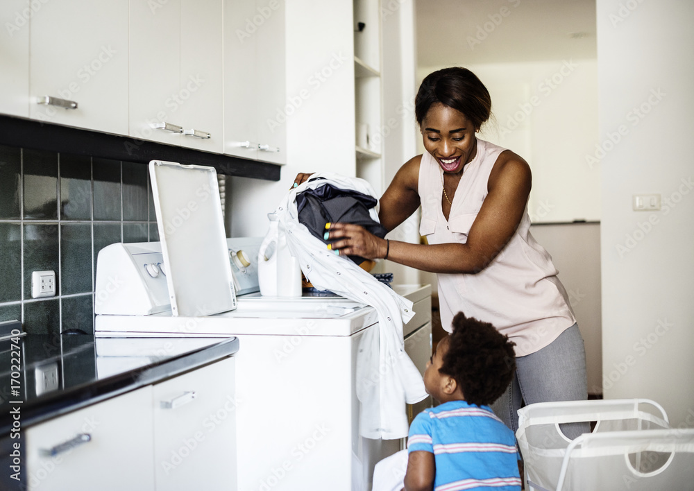 非洲裔孩子帮妈妈洗衣服