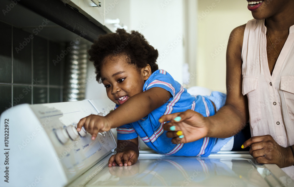 非洲裔孩子帮妈妈洗衣服