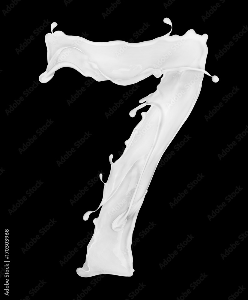 7号由黑色背景上的牛奶飞溅而成