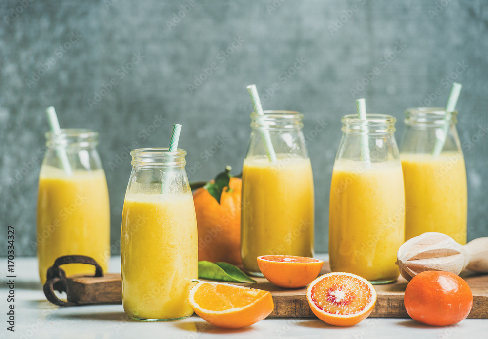 健康的黄色奶昔，装在乡村木板上的瓶子里，配柑橘类水果和生姜
1824483444,大巨人