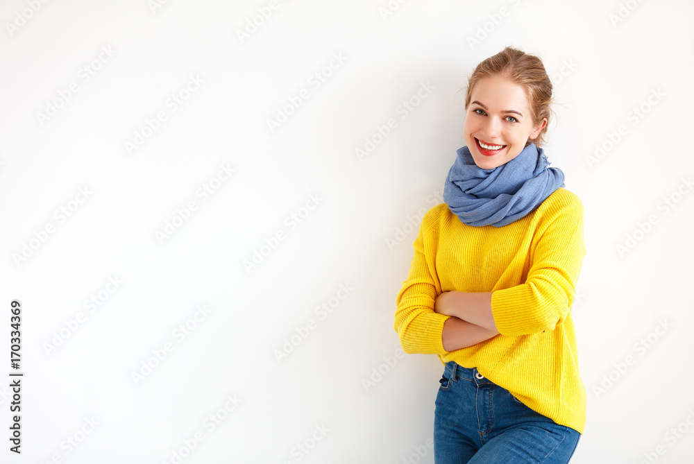 穿着白底黄毛衣的快乐年轻女人。