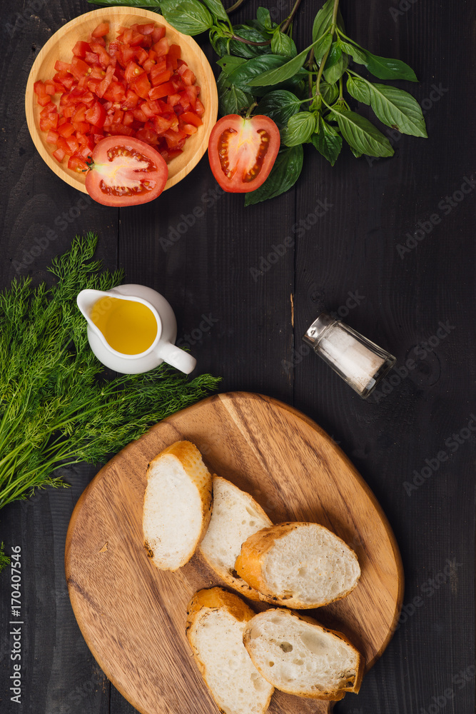 番茄、橄榄和香草开胃菜。意大利美食
