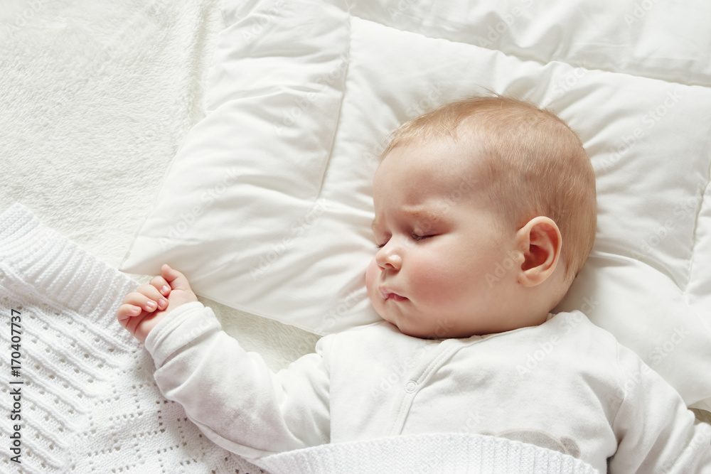 婴儿用柔软的毯子睡觉