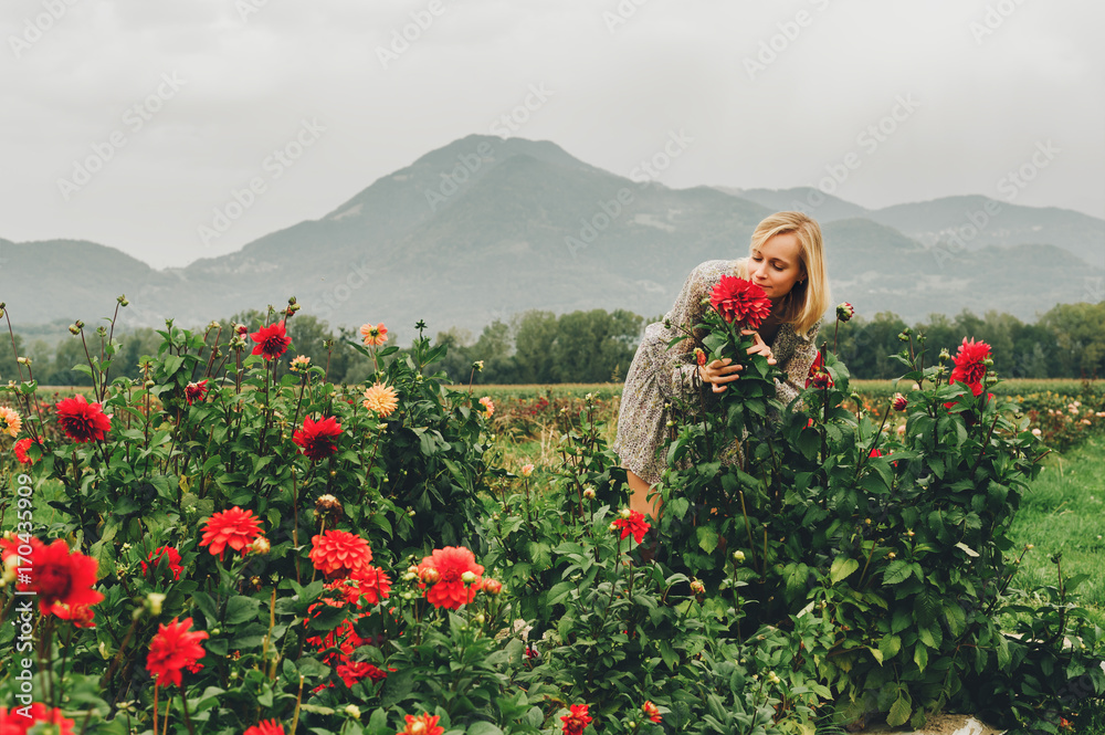 赏红菊花的年轻女子户外画像。秋天的自助花场
