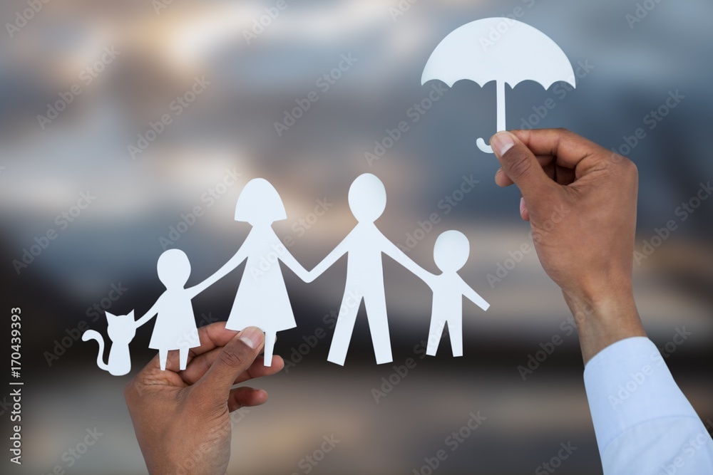 一只手撑着伞和一家人的合成图像