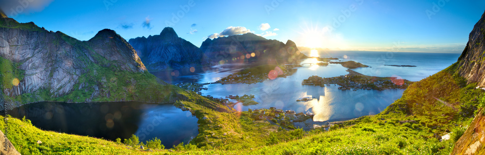 挪威罗弗敦群岛Reine渔村上空的日出