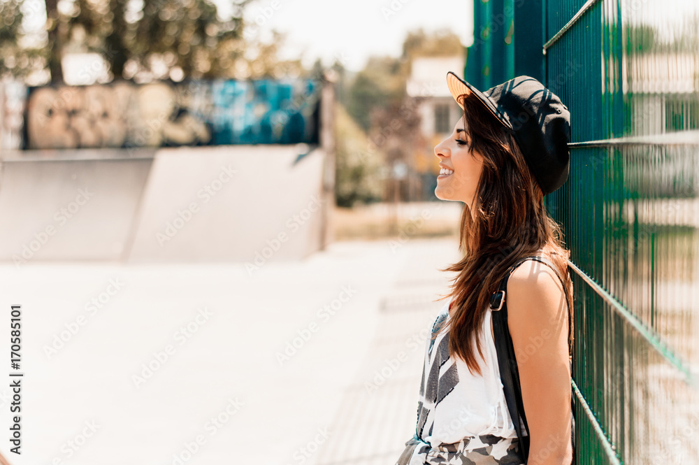 漂亮的都市女人，外面戴着帽子。