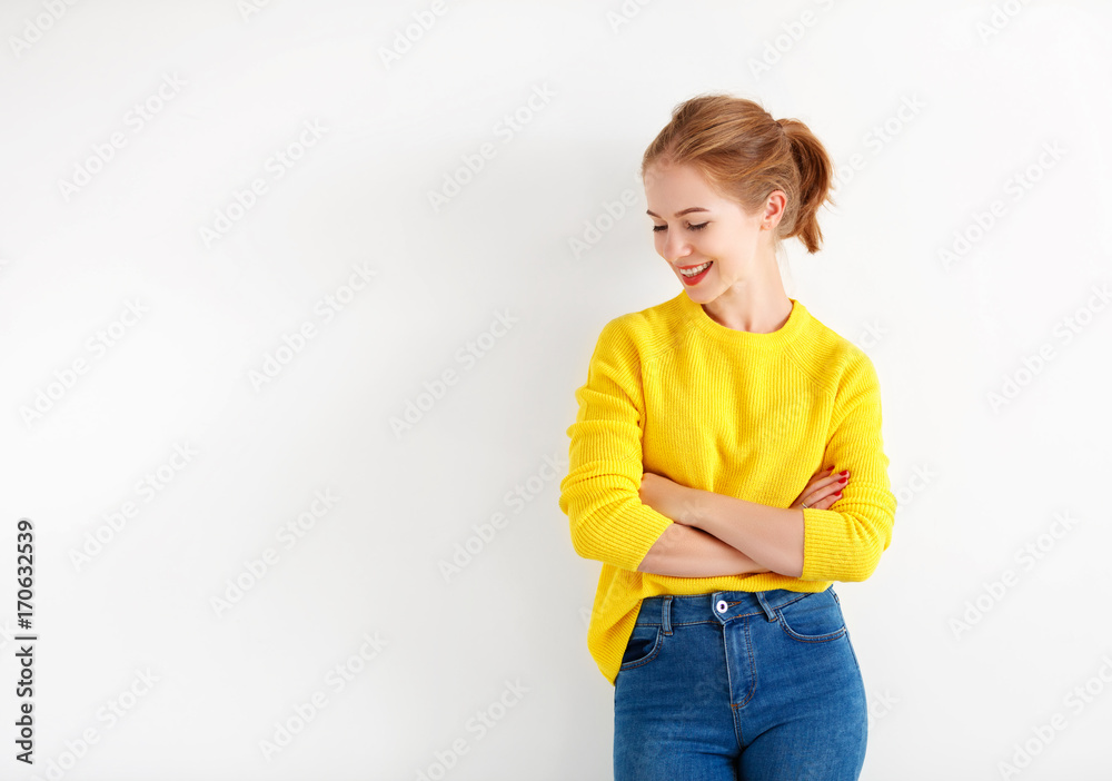 穿着白底黄毛衣的快乐年轻女人。