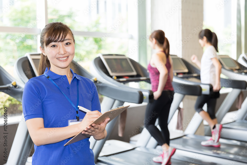 运动型亚洲女性在健身房锻炼
