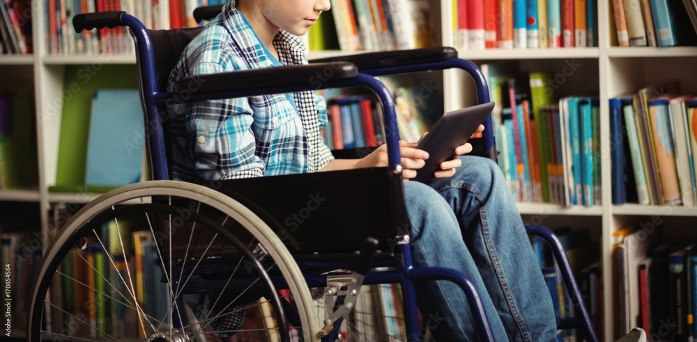 残疾小学生在图书馆使用数字平板电脑
