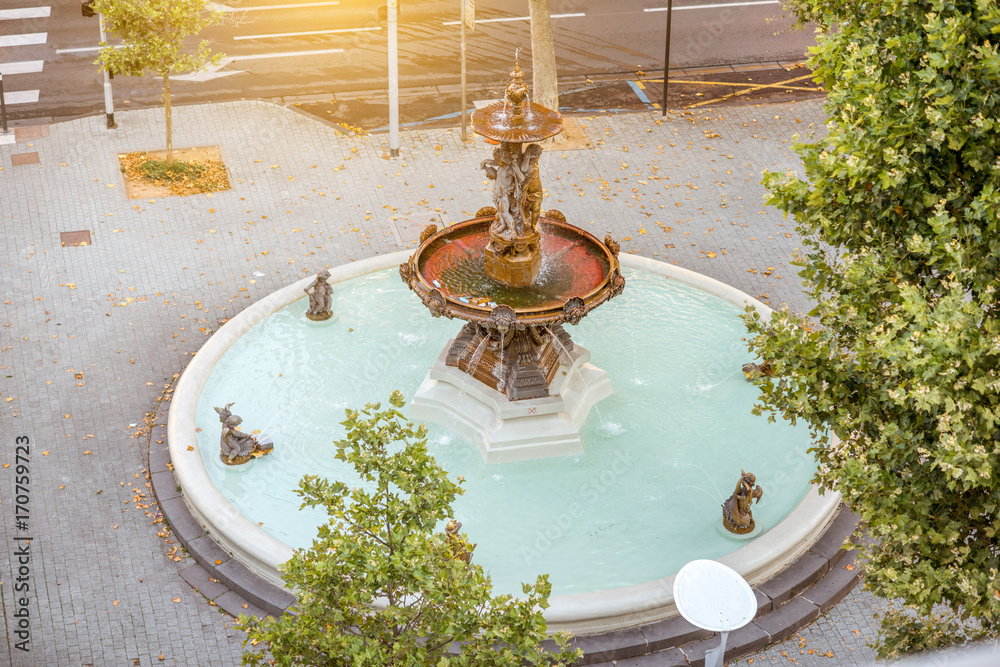 法国克莱蒙费朗市美丽喷泉俯视图