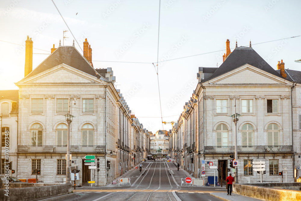 法国中部日落时奥尔良市的街景