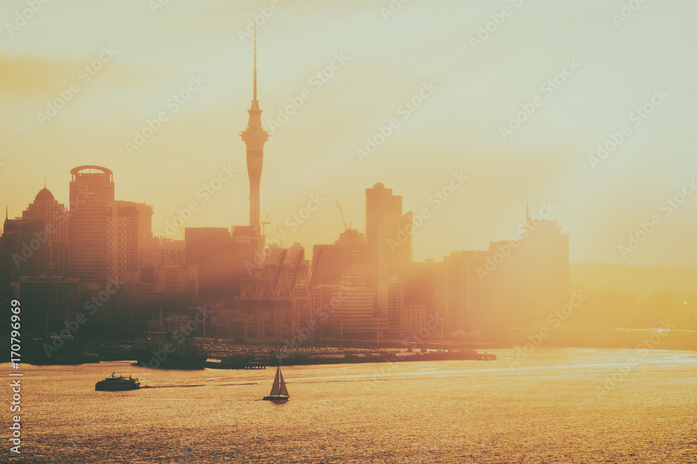 新西兰奥克兰市的金色日落。