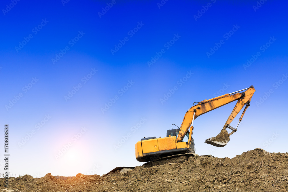 日落时分挖掘机在施工现场作业