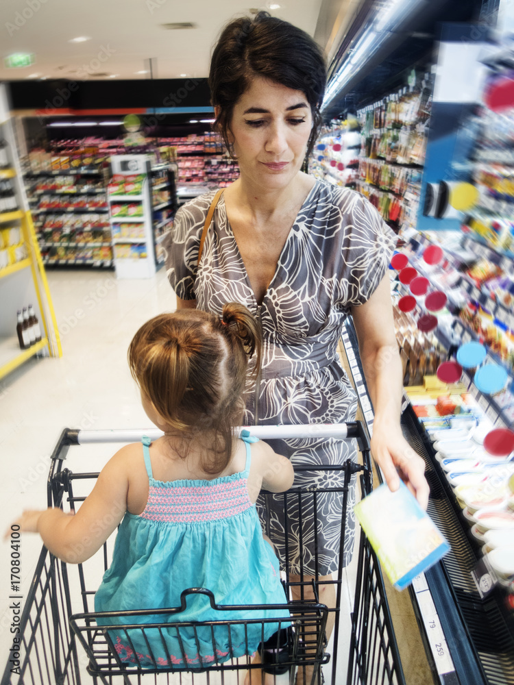 妈妈和女儿在超市购物